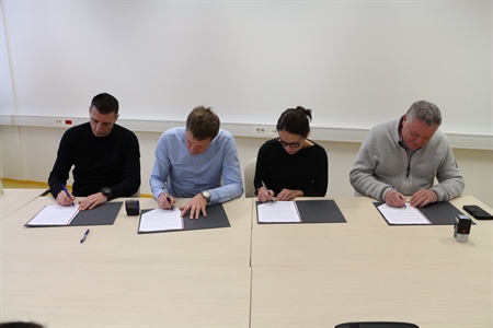 Signing a memorandum of understanding for leasing a new laboratory